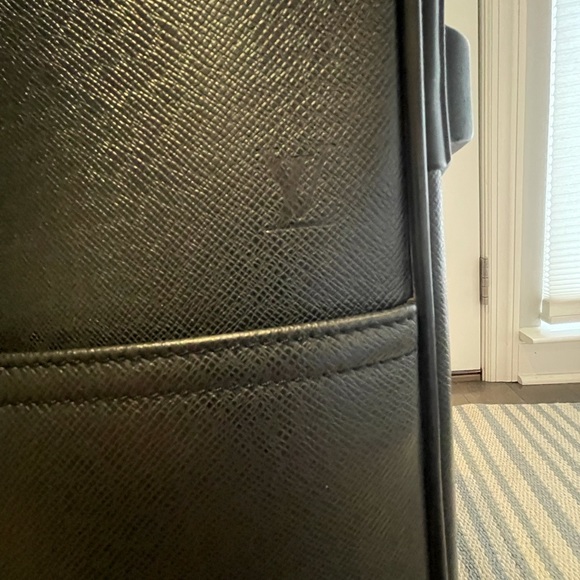 This is a Louis Vuitton travel bag black. - Picture 7 of 16